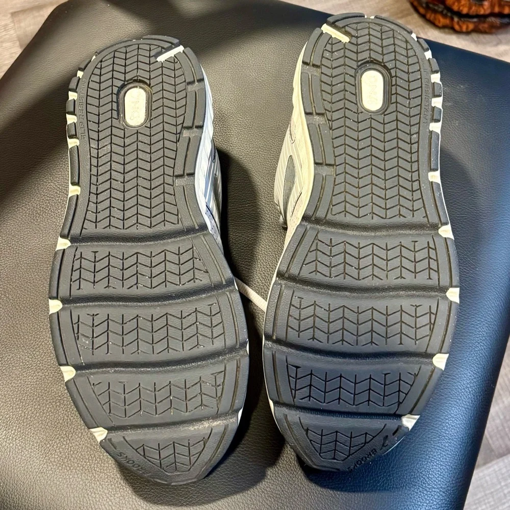 Brook’s Addiction Walker Suede Sneakers
Women’s Size 9 Wide - Picture 7 of 10